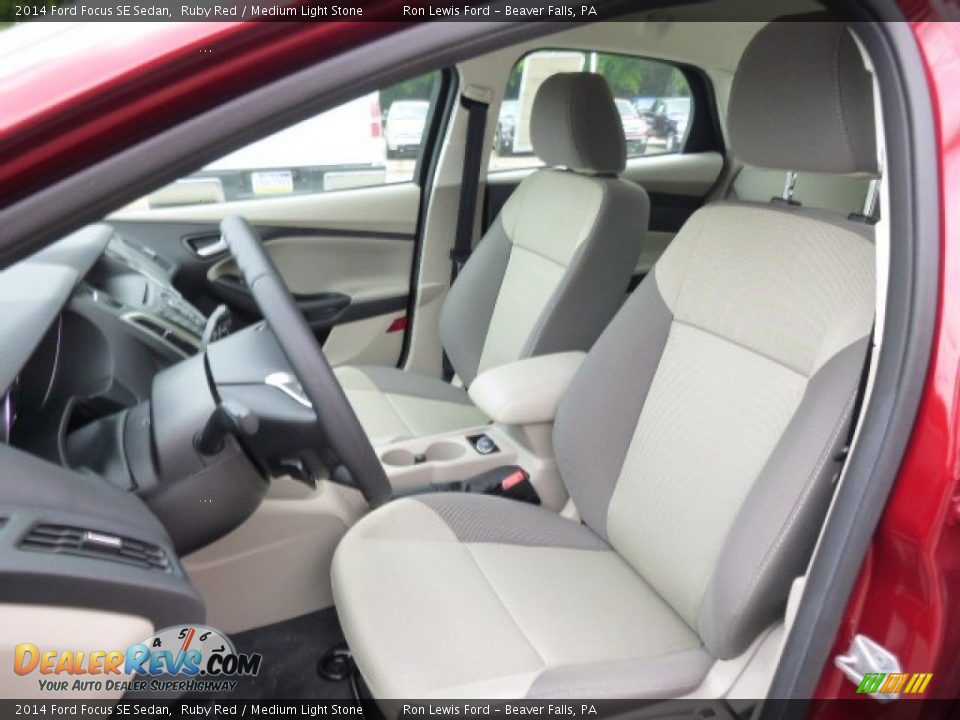 2014 Ford Focus SE Sedan Ruby Red / Medium Light Stone Photo #10