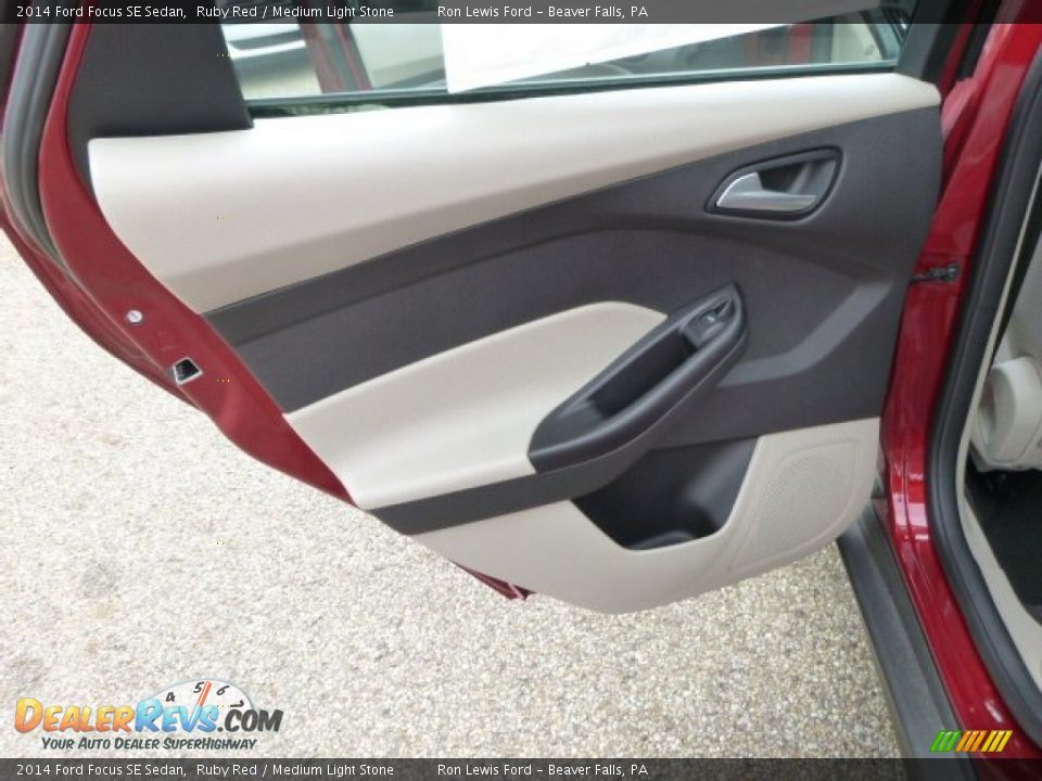 2014 Ford Focus SE Sedan Ruby Red / Medium Light Stone Photo #13