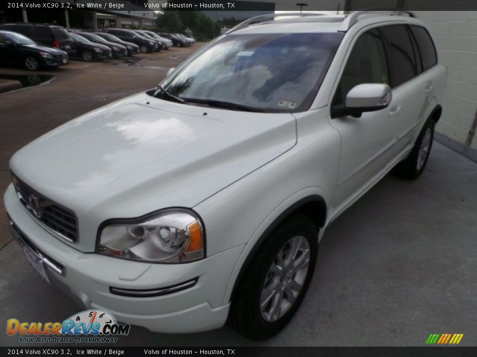 Front 3/4 View of 2014 Volvo XC90 3.2 Photo #3