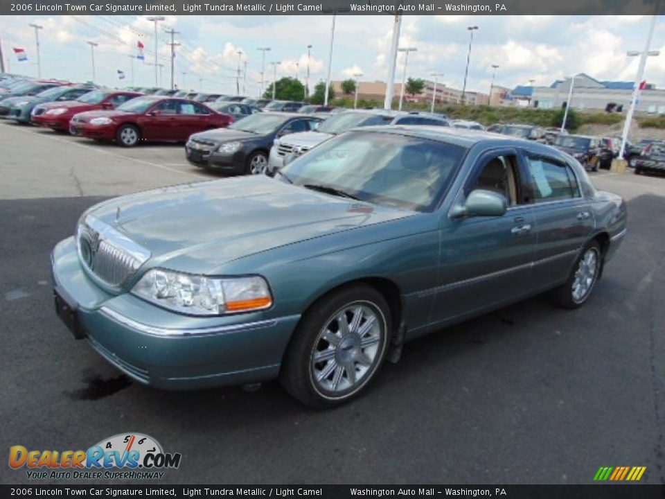 Front 3/4 View of 2006 Lincoln Town Car Signature Limited Photo #4
