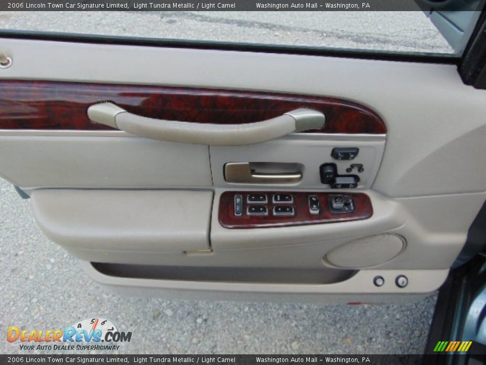 Door Panel of 2006 Lincoln Town Car Signature Limited Photo #11