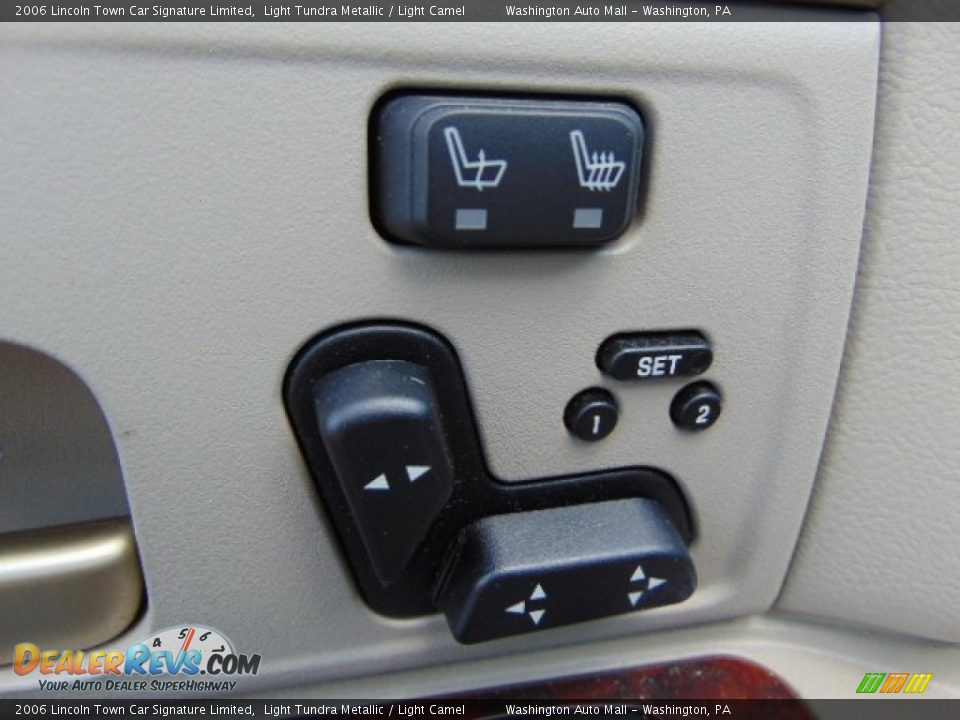 Controls of 2006 Lincoln Town Car Signature Limited Photo #12