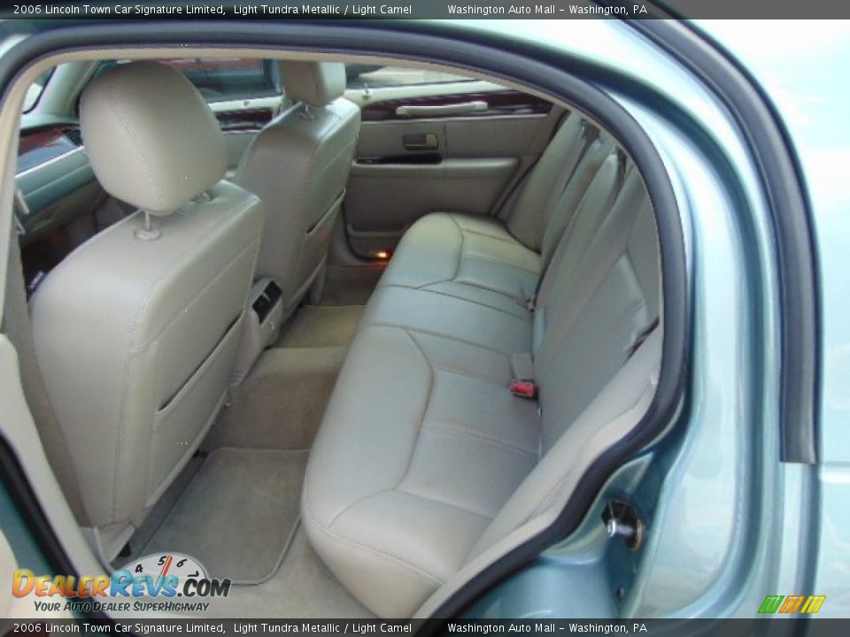 Rear Seat of 2006 Lincoln Town Car Signature Limited Photo #17