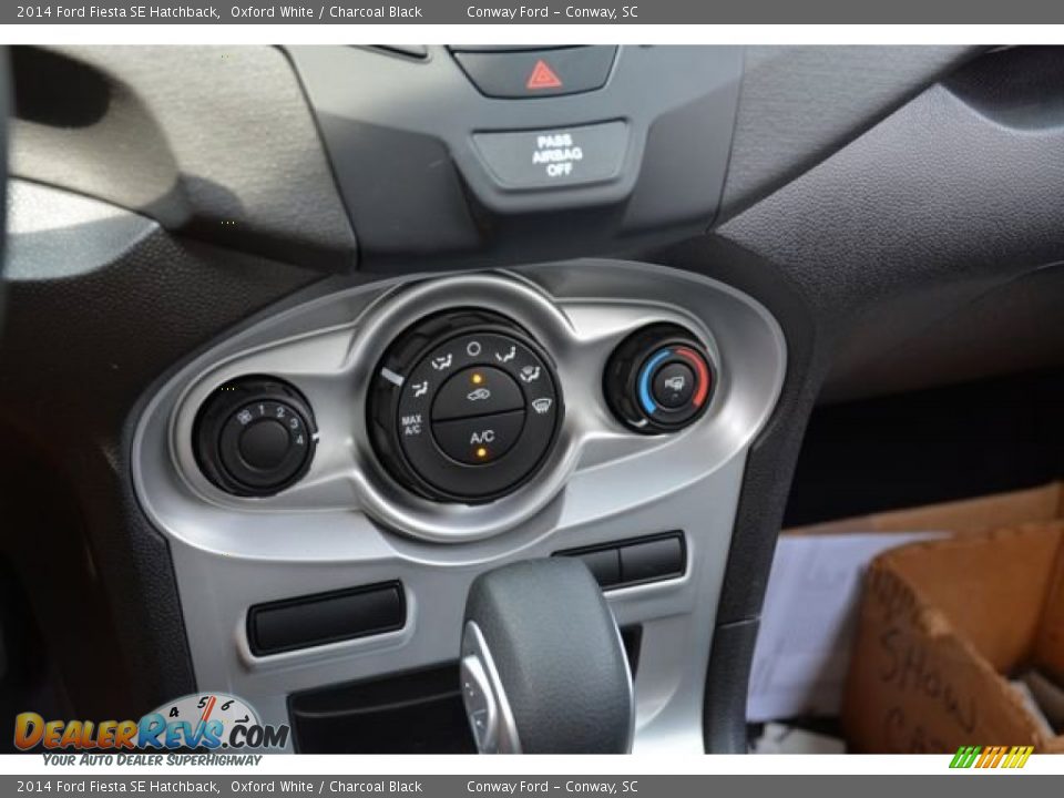 2014 Ford Fiesta SE Hatchback Oxford White / Charcoal Black Photo #26