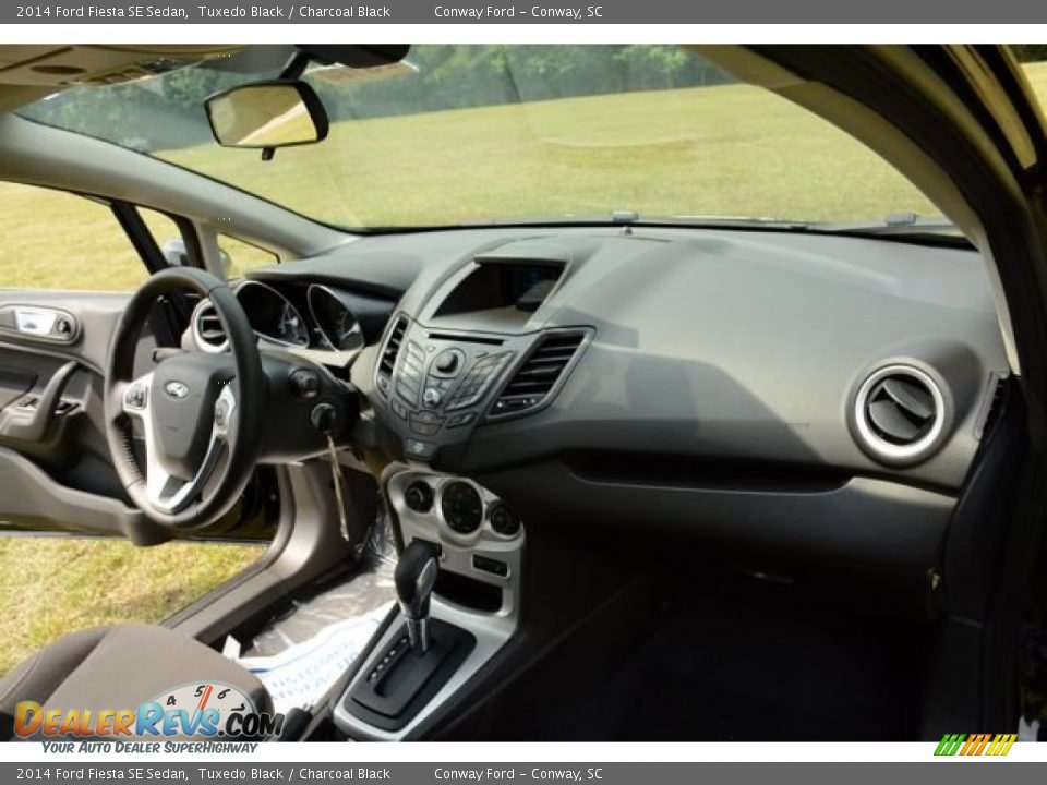 2014 Ford Fiesta SE Sedan Tuxedo Black / Charcoal Black Photo #16