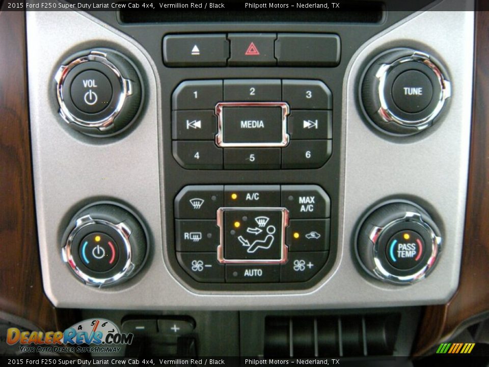 Controls of 2015 Ford F250 Super Duty Lariat Crew Cab 4x4 Photo #33
