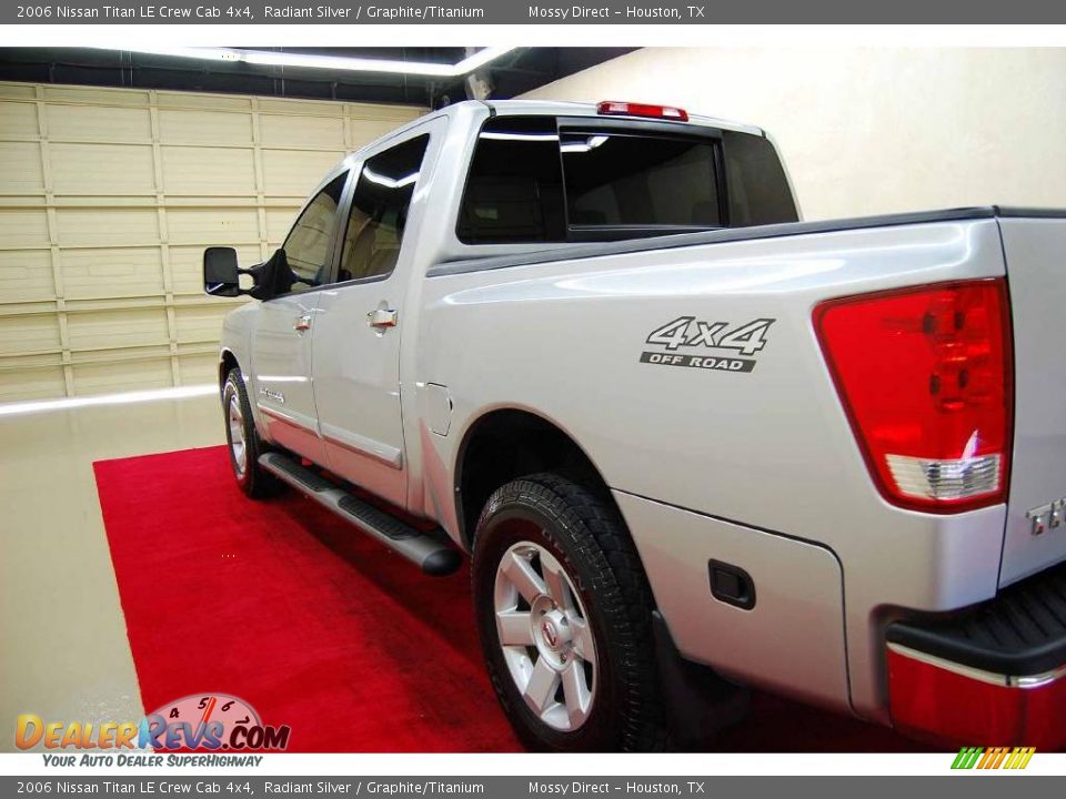 2006 Nissan Titan LE Crew Cab 4x4 Radiant Silver / Graphite/Titanium Photo #9