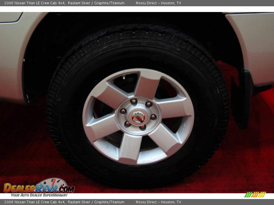 2006 Nissan Titan LE Crew Cab 4x4 Radiant Silver / Graphite/Titanium Photo #10