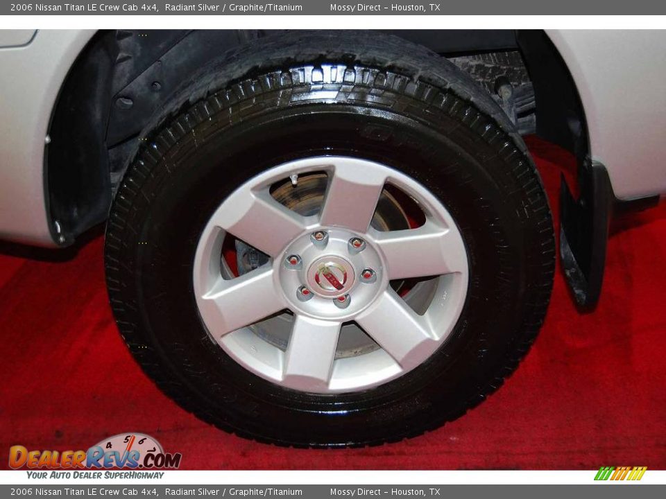 2006 Nissan Titan LE Crew Cab 4x4 Radiant Silver / Graphite/Titanium Photo #11