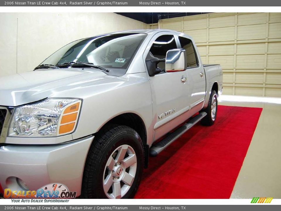 2006 Nissan Titan LE Crew Cab 4x4 Radiant Silver / Graphite/Titanium Photo #12