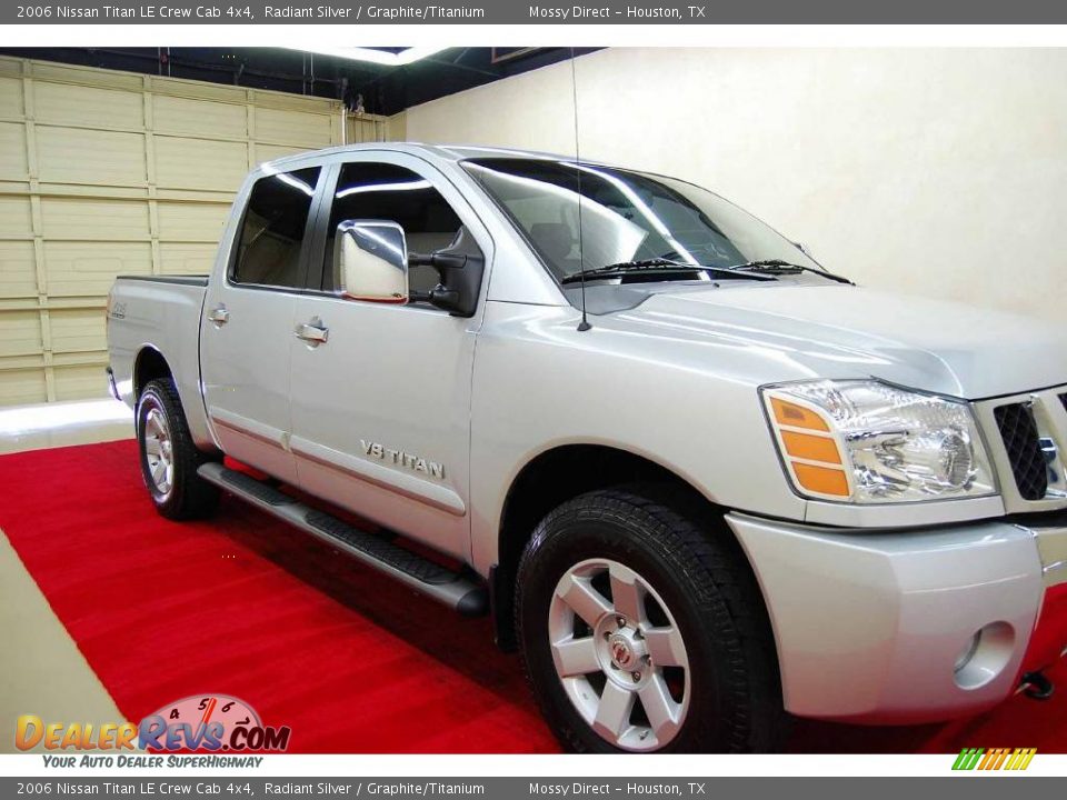 2006 Nissan Titan LE Crew Cab 4x4 Radiant Silver / Graphite/Titanium Photo #14