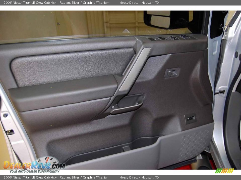 2006 Nissan Titan LE Crew Cab 4x4 Radiant Silver / Graphite/Titanium Photo #15