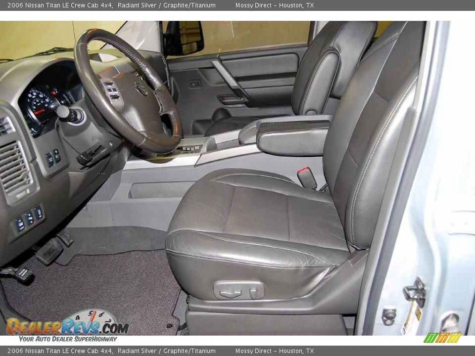 2006 Nissan Titan LE Crew Cab 4x4 Radiant Silver / Graphite/Titanium Photo #16