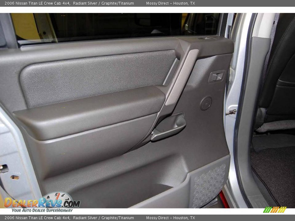 2006 Nissan Titan LE Crew Cab 4x4 Radiant Silver / Graphite/Titanium Photo #18