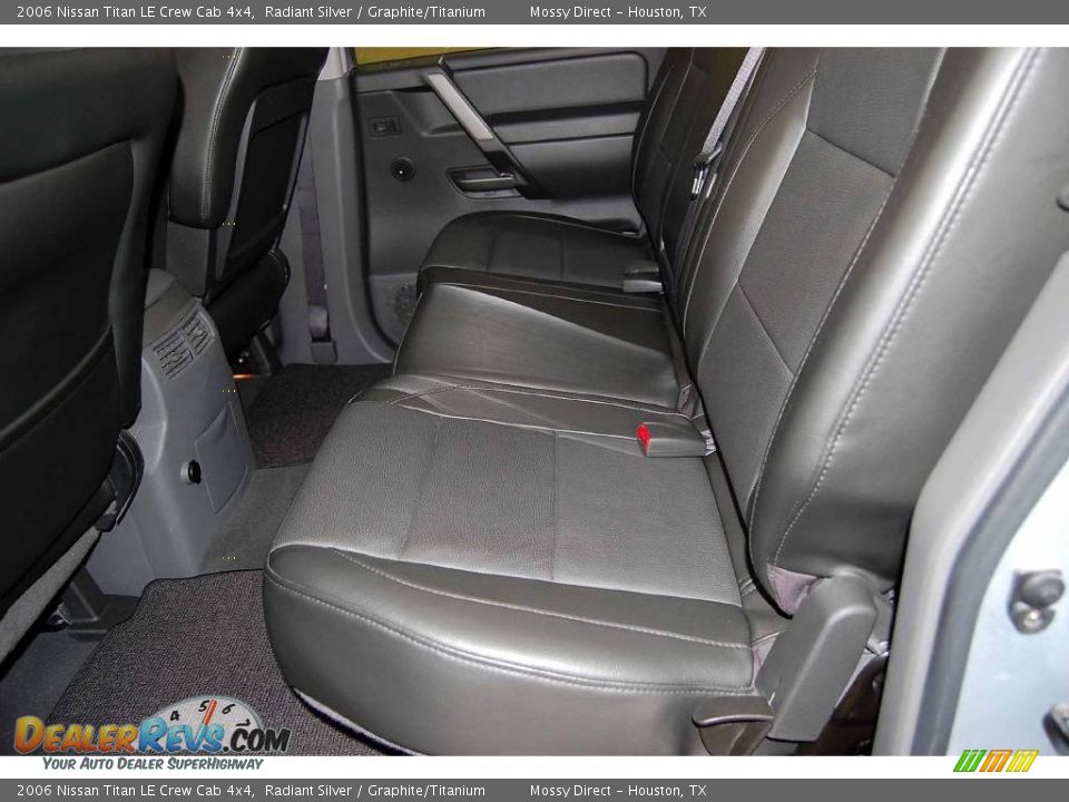 2006 Nissan Titan LE Crew Cab 4x4 Radiant Silver / Graphite/Titanium Photo #19