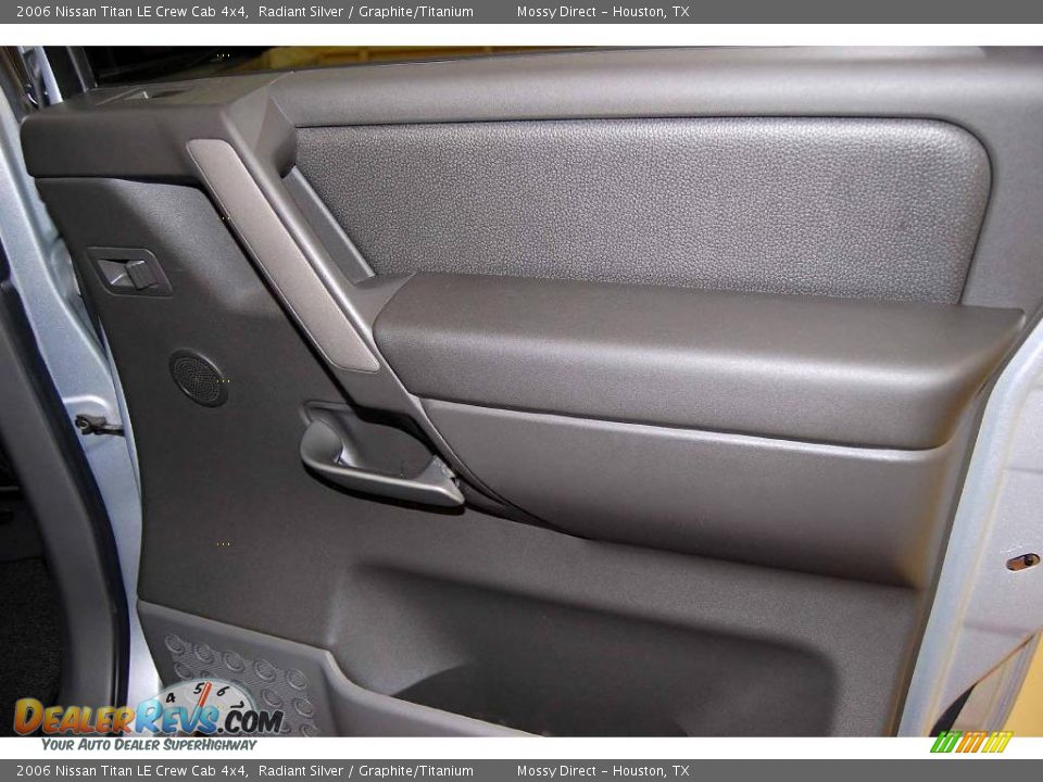 2006 Nissan Titan LE Crew Cab 4x4 Radiant Silver / Graphite/Titanium Photo #20