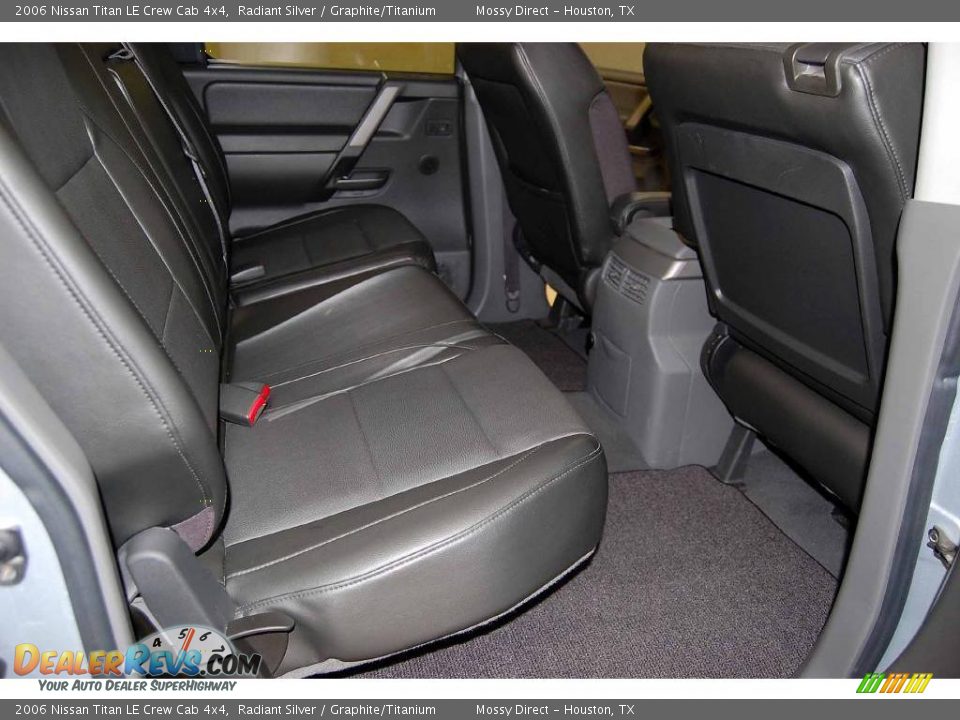 2006 Nissan Titan LE Crew Cab 4x4 Radiant Silver / Graphite/Titanium Photo #21