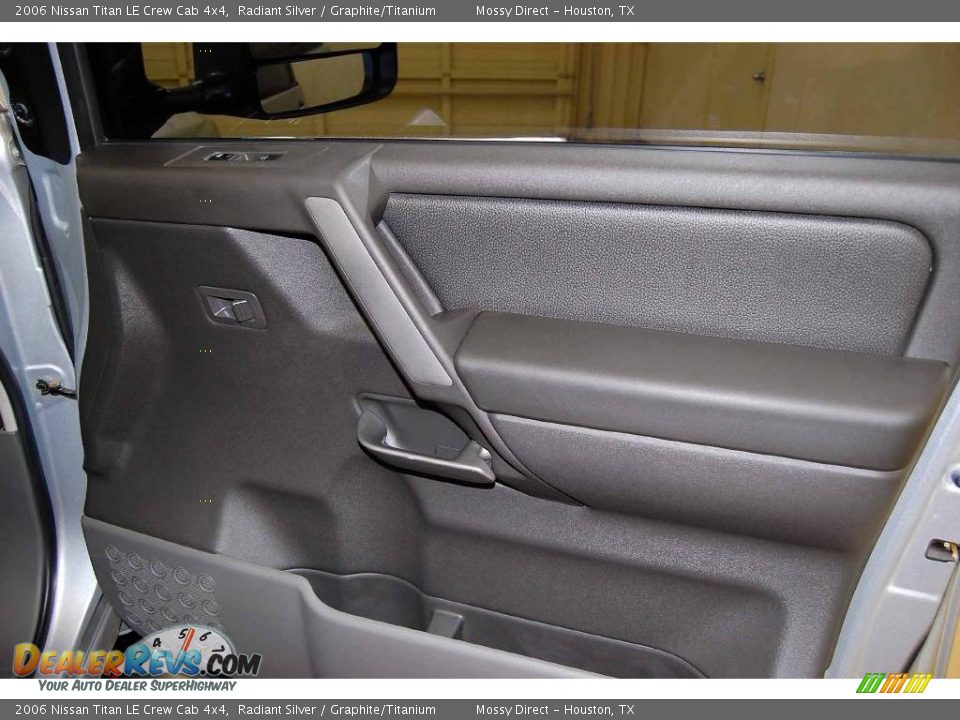 2006 Nissan Titan LE Crew Cab 4x4 Radiant Silver / Graphite/Titanium Photo #22