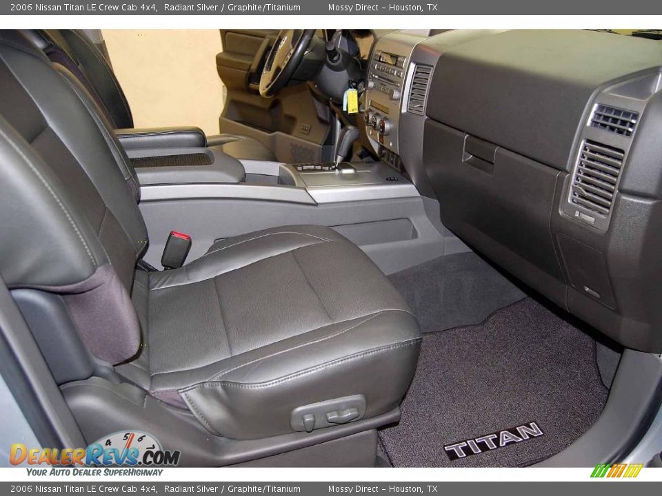2006 Nissan Titan LE Crew Cab 4x4 Radiant Silver / Graphite/Titanium Photo #23