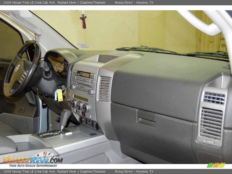 2006 Nissan Titan LE Crew Cab 4x4 Radiant Silver / Graphite/Titanium Photo #24