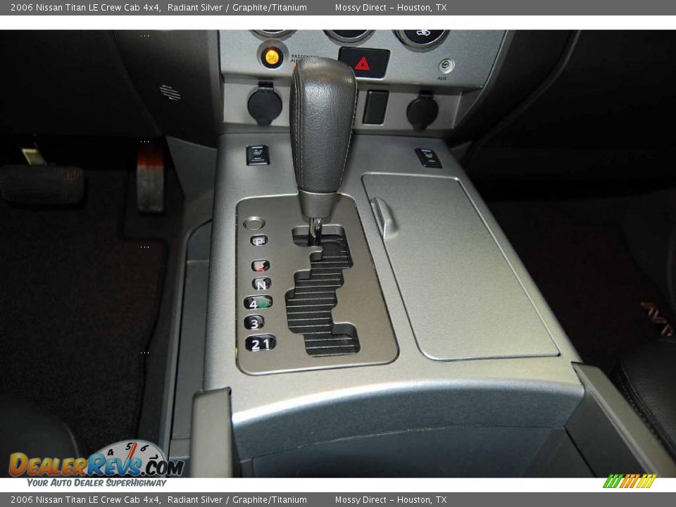 2006 Nissan Titan LE Crew Cab 4x4 Radiant Silver / Graphite/Titanium Photo #25