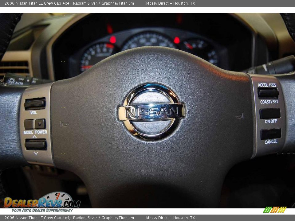 2006 Nissan Titan LE Crew Cab 4x4 Radiant Silver / Graphite/Titanium Photo #27