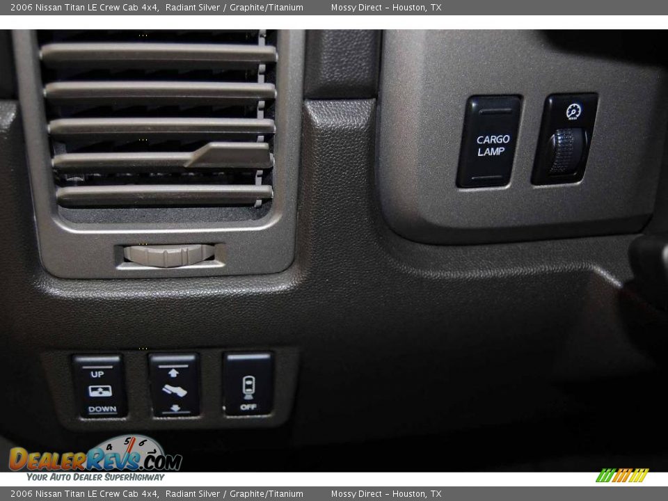 2006 Nissan Titan LE Crew Cab 4x4 Radiant Silver / Graphite/Titanium Photo #29