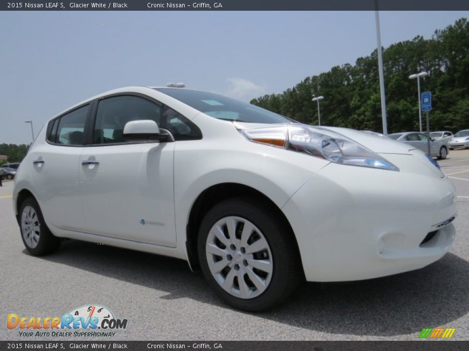 Front 3/4 View of 2015 Nissan LEAF S Photo #7