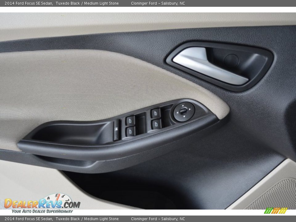 2014 Ford Focus SE Sedan Tuxedo Black / Medium Light Stone Photo #5