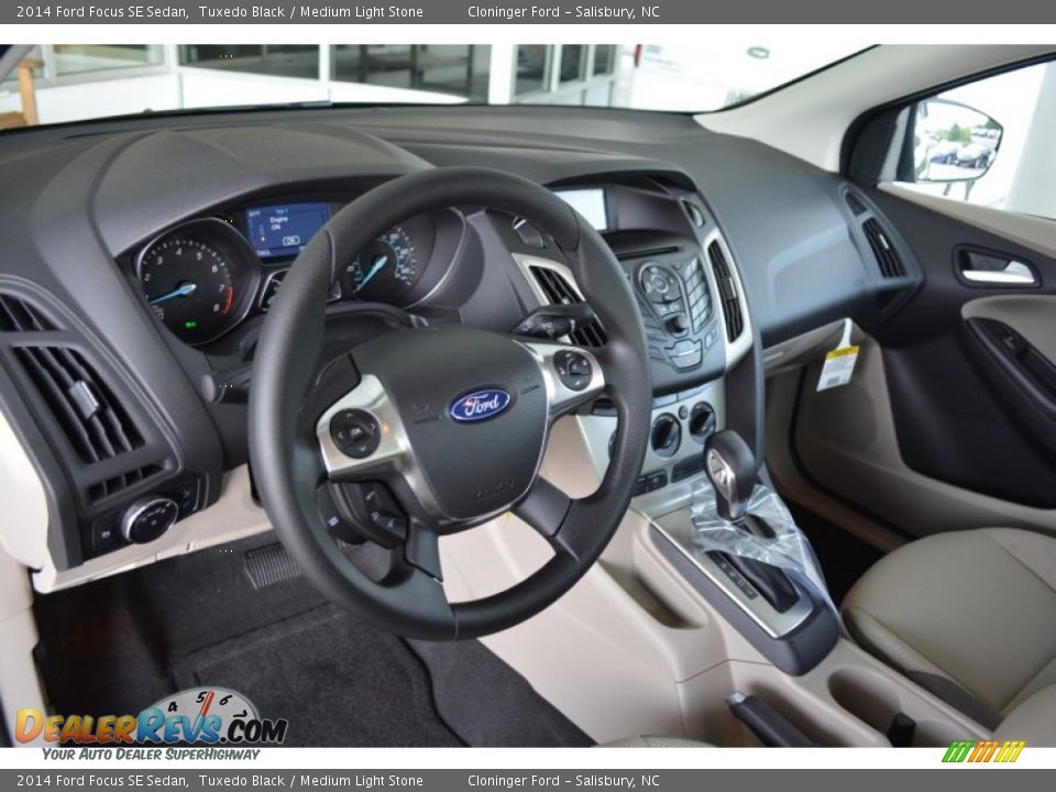 2014 Ford Focus SE Sedan Tuxedo Black / Medium Light Stone Photo #7