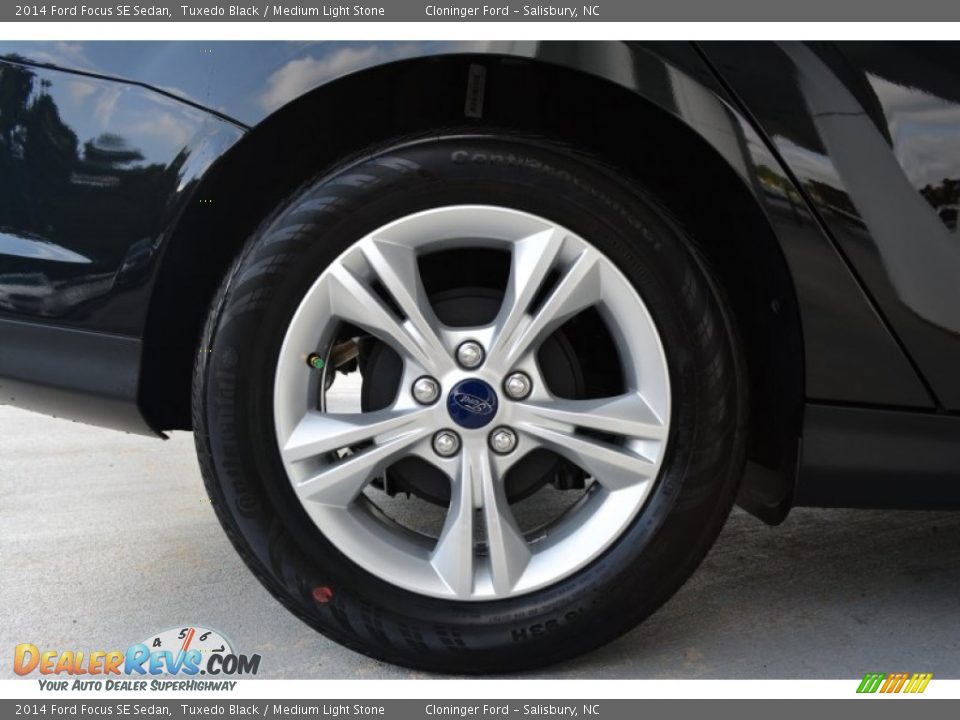 2014 Ford Focus SE Sedan Tuxedo Black / Medium Light Stone Photo #10