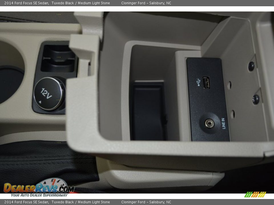 2014 Ford Focus SE Sedan Tuxedo Black / Medium Light Stone Photo #15