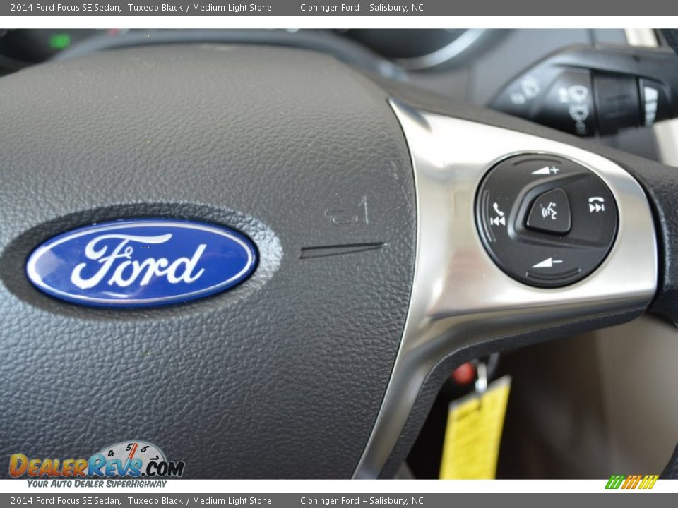 2014 Ford Focus SE Sedan Tuxedo Black / Medium Light Stone Photo #17