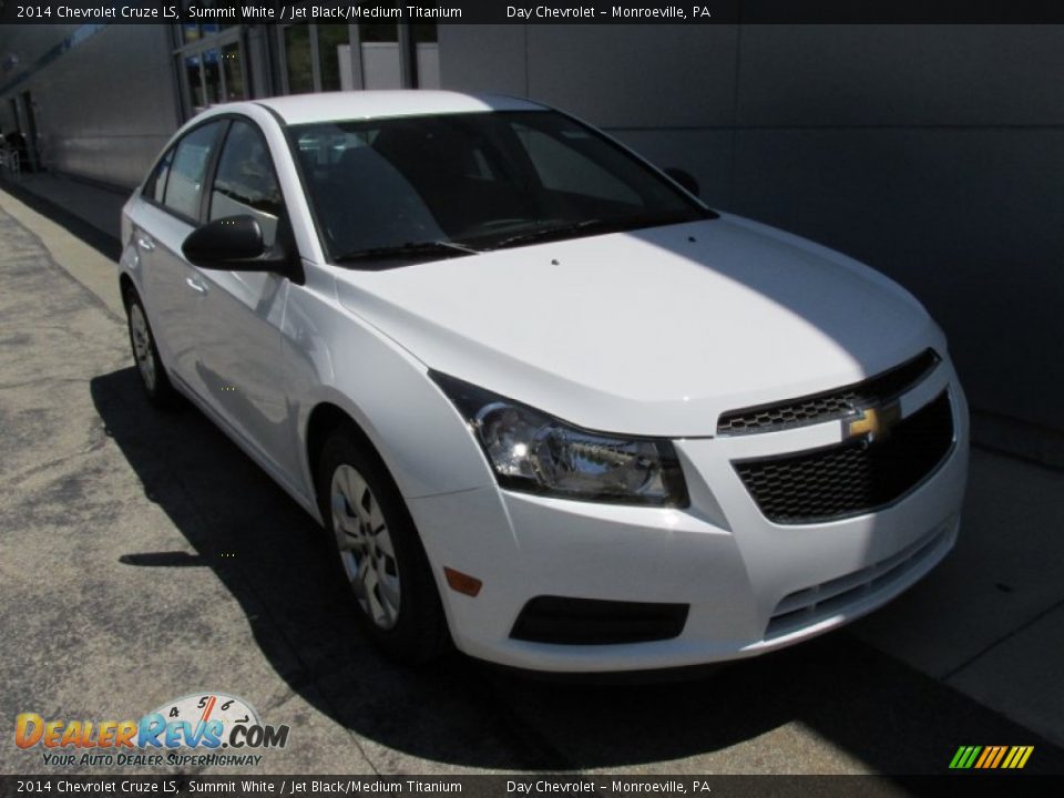 Front 3/4 View of 2014 Chevrolet Cruze LS Photo #9