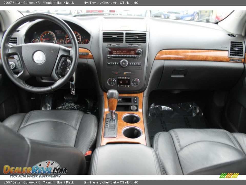 Dashboard of 2007 Saturn Outlook XR Photo #10