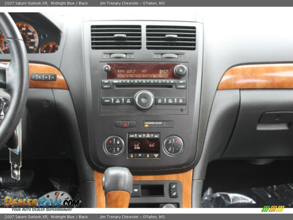 Controls of 2007 Saturn Outlook XR Photo #12