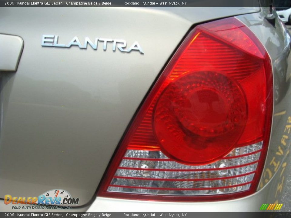 2006 Hyundai Elantra GLS Sedan Champagne Beige / Beige Photo #19