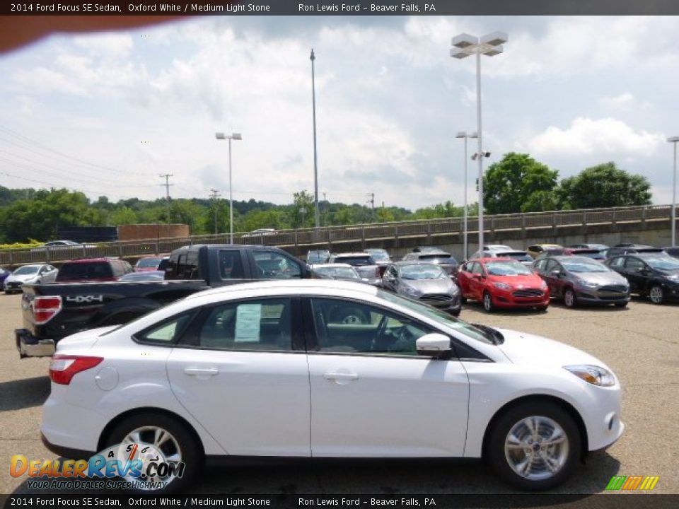 2014 Ford Focus SE Sedan Oxford White / Medium Light Stone Photo #1