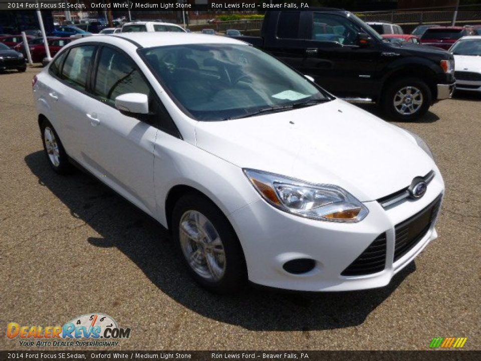 2014 Ford Focus SE Sedan Oxford White / Medium Light Stone Photo #2