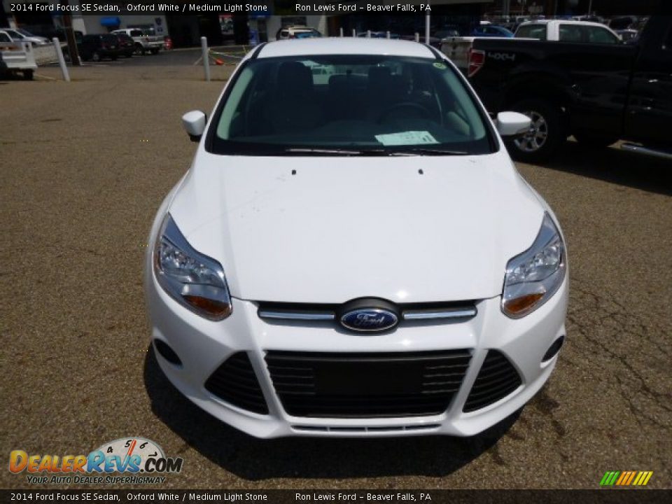 2014 Ford Focus SE Sedan Oxford White / Medium Light Stone Photo #3