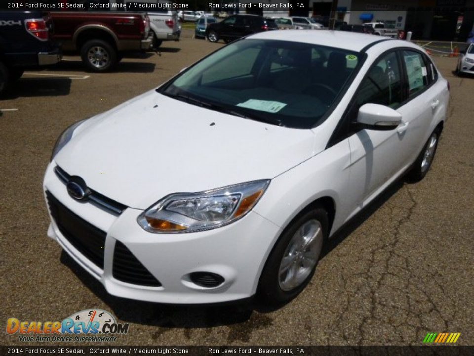 2014 Ford Focus SE Sedan Oxford White / Medium Light Stone Photo #4