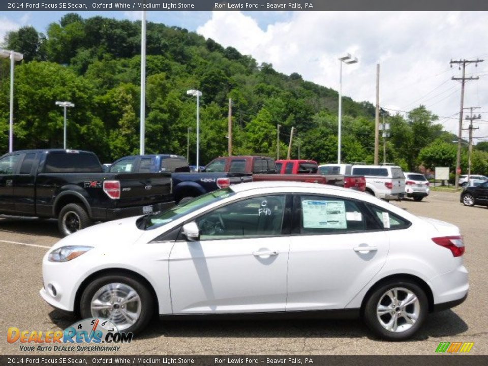 2014 Ford Focus SE Sedan Oxford White / Medium Light Stone Photo #5
