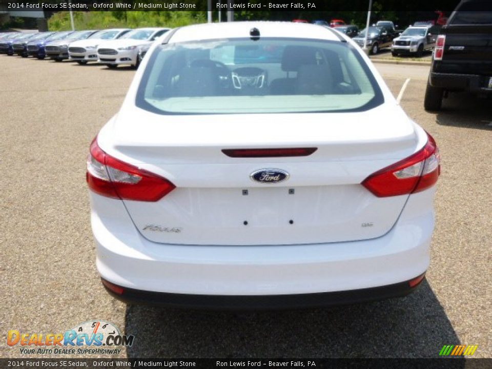 2014 Ford Focus SE Sedan Oxford White / Medium Light Stone Photo #7