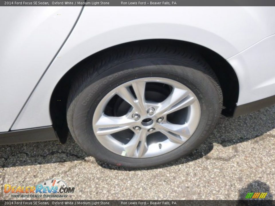 2014 Ford Focus SE Sedan Oxford White / Medium Light Stone Photo #9