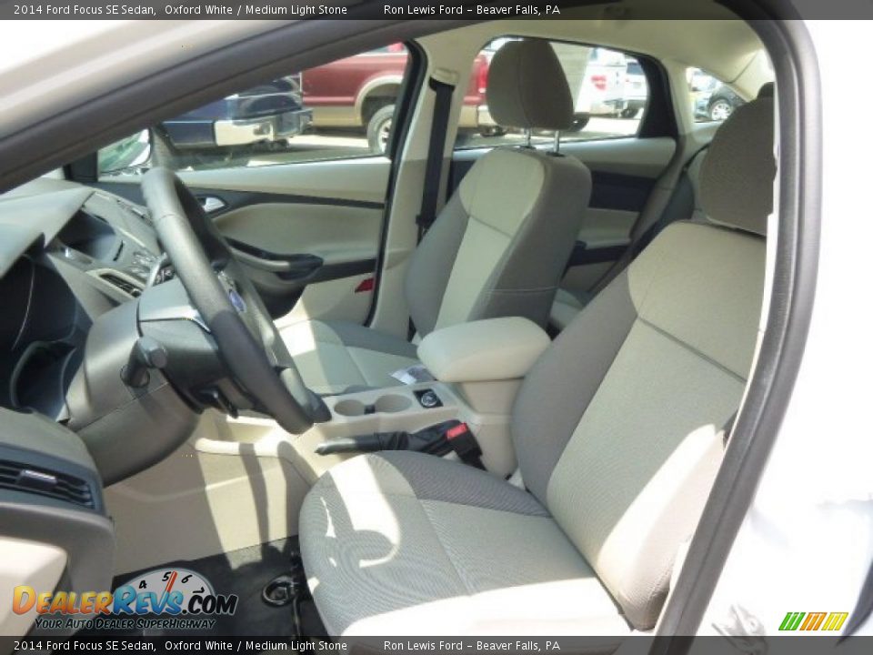 2014 Ford Focus SE Sedan Oxford White / Medium Light Stone Photo #10