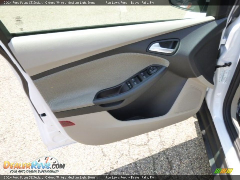 2014 Ford Focus SE Sedan Oxford White / Medium Light Stone Photo #11