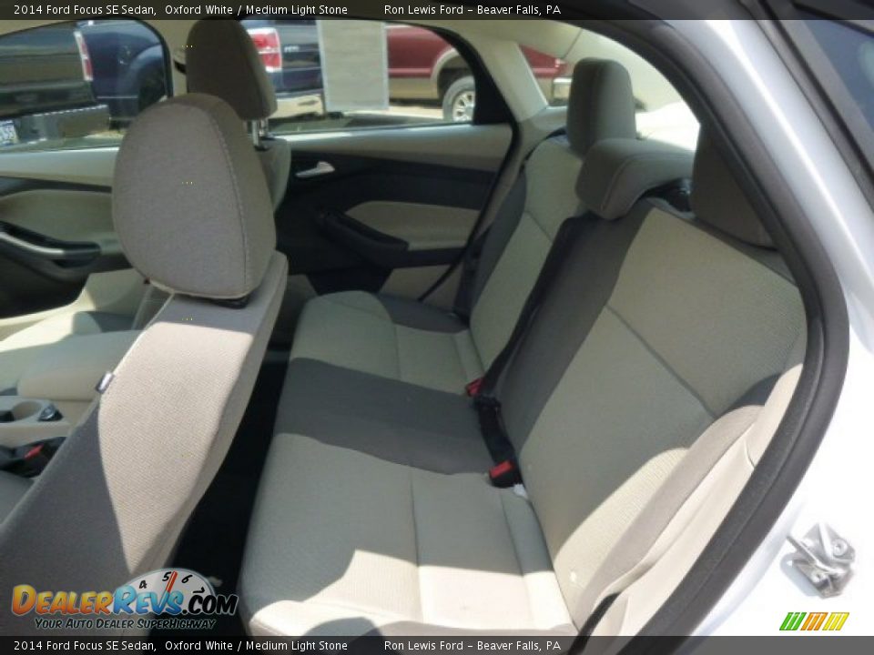 2014 Ford Focus SE Sedan Oxford White / Medium Light Stone Photo #12