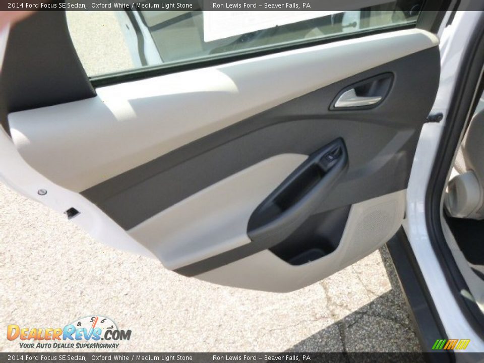 2014 Ford Focus SE Sedan Oxford White / Medium Light Stone Photo #13