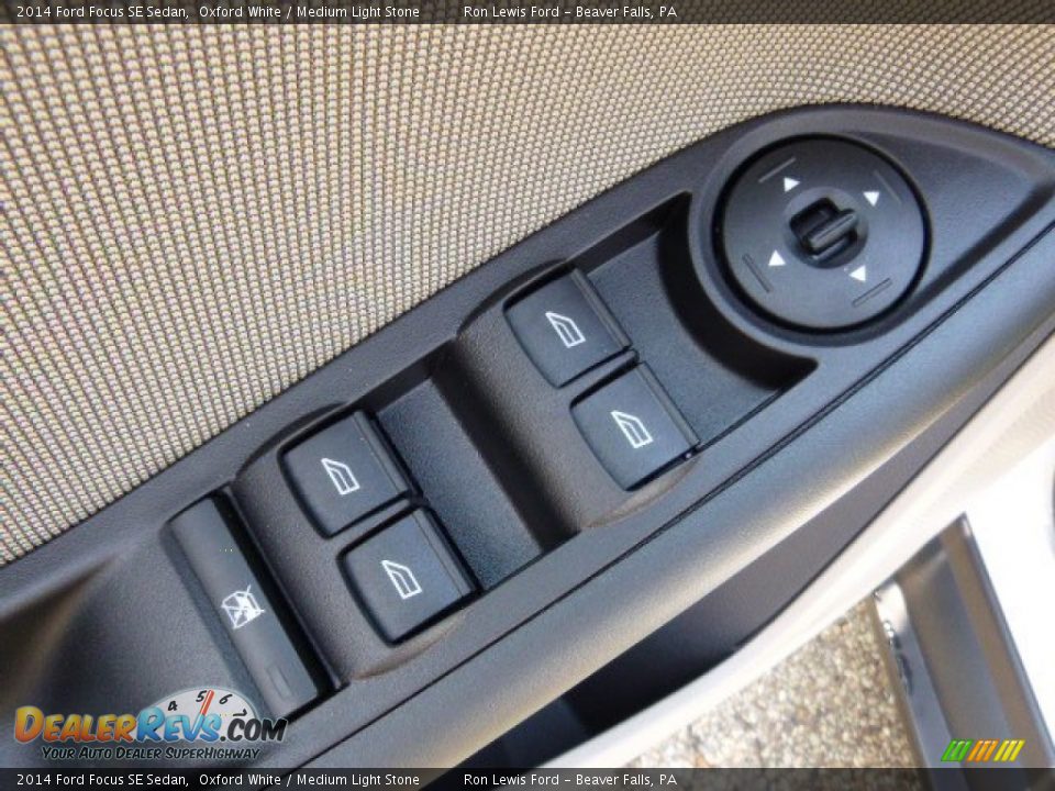 2014 Ford Focus SE Sedan Oxford White / Medium Light Stone Photo #15