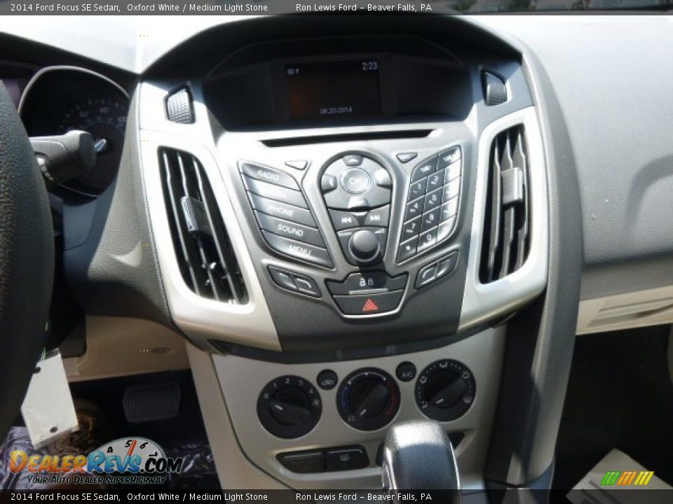 2014 Ford Focus SE Sedan Oxford White / Medium Light Stone Photo #16